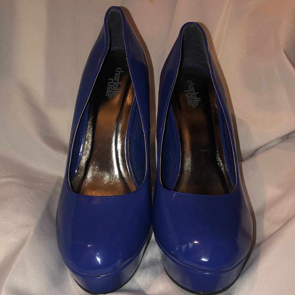 Beautiful electric blue heels. @LrDrwf
